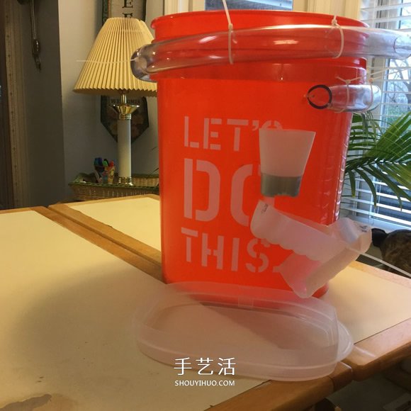 自制滚弹珠玩具的方法 简单的废物利用小制作 -  www.shouyihuo.com