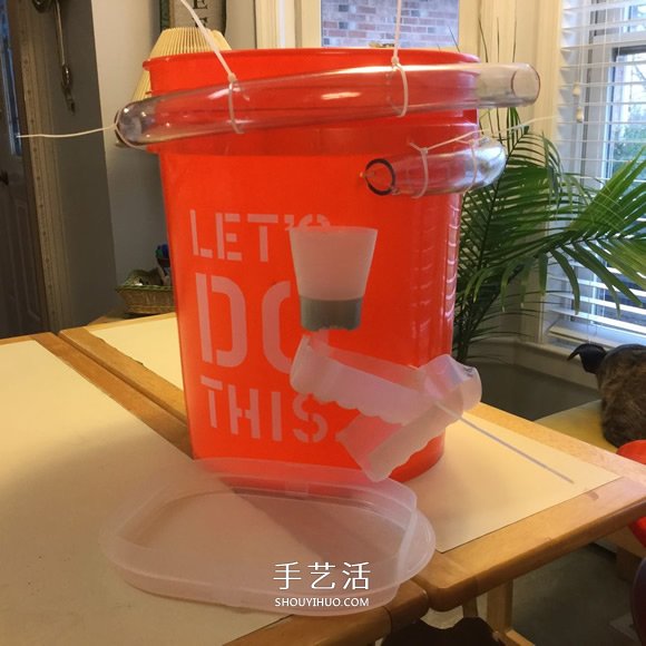 自制滚弹珠玩具的方法 简单的废物利用小制作 -  www.shouyihuo.com