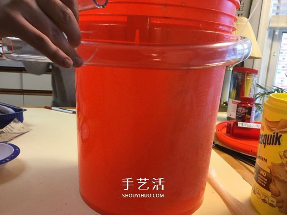 自制滚弹珠玩具的方法 简单的废物利用小制作 -  www.shouyihuo.com