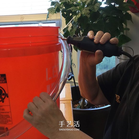 自制滚弹珠玩具的方法 简单的废物利用小制作 -  www.shouyihuo.com