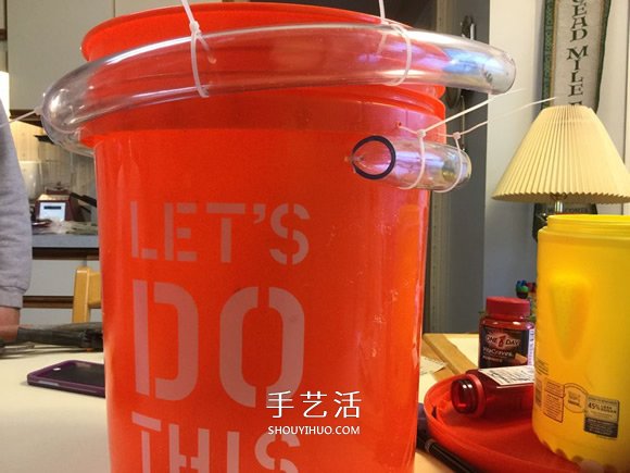 自制滚弹珠玩具的方法 简单的废物利用小制作 -  www.shouyihuo.com
