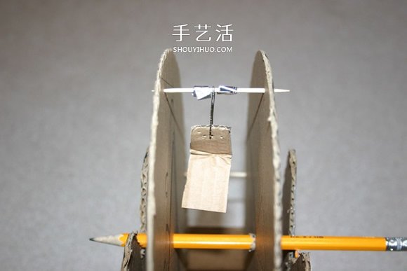 硬纸板手工制作摩天轮玩具的方法教程 -  www.shouyihuo.com
