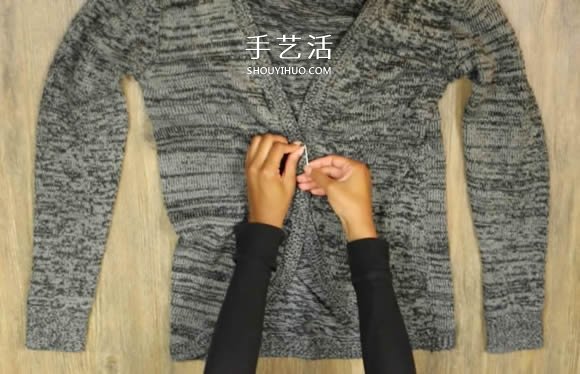 普通开衫毛衣改造 DIY露肩皱褶上衣的方法 -  www.shouyihuo.com