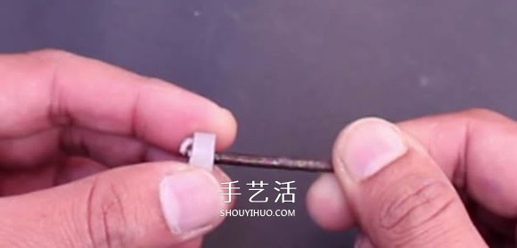 自制两轮橡皮筋动力车玩具的制作方法图解 -  www.shouyihuo.com