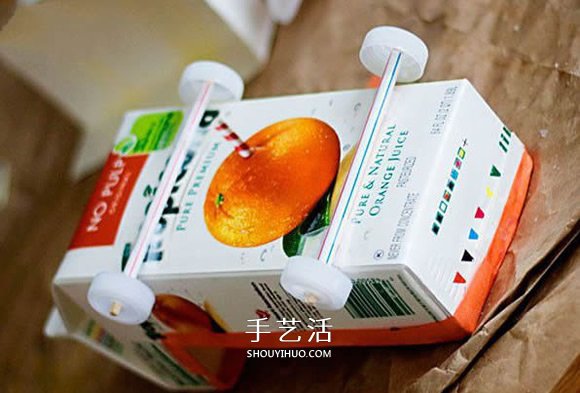 果汁盒废物利用 手工制作玩具小车的做法 -  www.shouyihuo.com