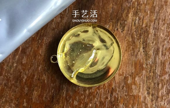 自制仿琥珀树脂钥匙扣的制作方法 -  www.shouyihuo.com