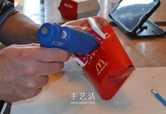 麦当劳包装盒废物利用 手工制作酷炫赛车模型 -  www.shouyihuo.com