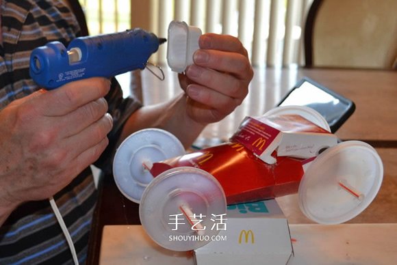 麦当劳包装盒废物利用 手工制作酷炫赛车模型 -  www.shouyihuo.com