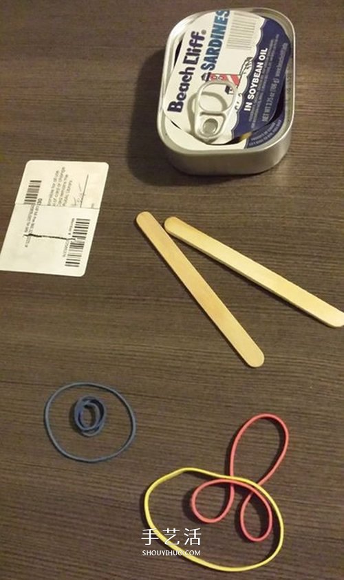 沙丁鱼罐头盒DIY制作橡皮筋动力船的方法 -  www.shouyihuo.com