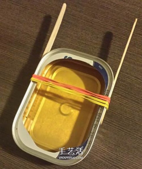 沙丁鱼罐头盒DIY制作橡皮筋动力船的方法 -  www.shouyihuo.com