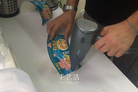 方便面盒废物利用 手工制作滑翔机的方法 -  www.shouyihuo.com
