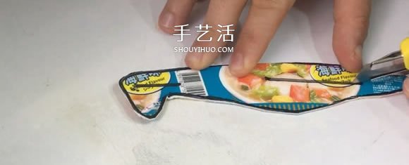 方便面盒废物利用 手工制作滑翔机的方法 -  www.shouyihuo.com