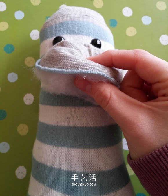 简单自制布娃娃！袜子猴的制作方法图解 -  www.shouyihuo.com