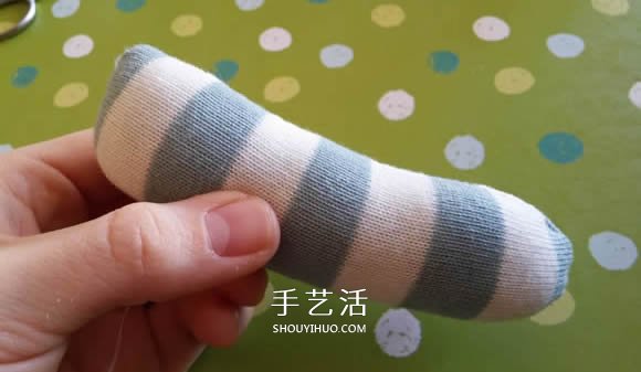 简单自制布娃娃！袜子猴的制作方法图解 -  www.shouyihuo.com