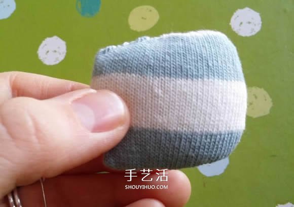 简单自制布娃娃！袜子猴的制作方法图解 -  www.shouyihuo.com