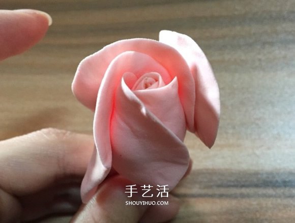 超轻粘土玫瑰花的手工制作方法图解 -  www.shouyihuo.com
