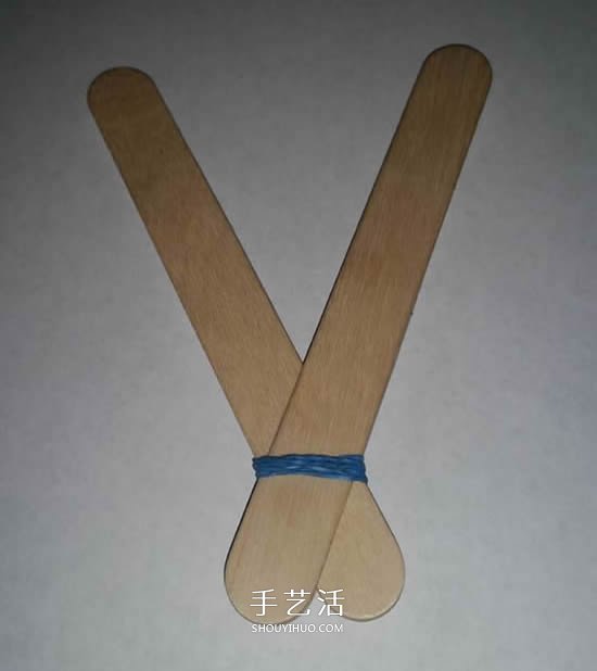 自制雪糕棍弹弓的制作方法图解 -  www.shouyihuo.com