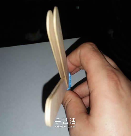 自制雪糕棍弹弓的制作方法图解 -  www.shouyihuo.com