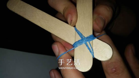 自制雪糕棍弹弓的制作方法图解 -  www.shouyihuo.com
