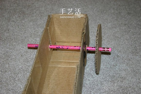 用纸板箱手工制作橡皮筋动力车的方法 -  www.shouyihuo.com