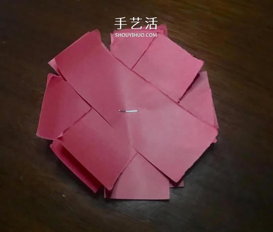 彩纸制作玫瑰花的简单教程 -  www.shouyihuo.com