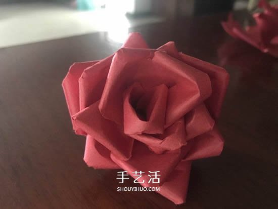 彩纸制作玫瑰花的简单教程 -  www.shouyihuo.com