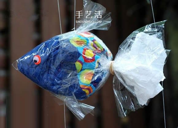 塑料袋简单手工制作小鱼装饰的教程 -  www.shouyihuo.com