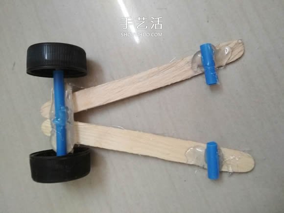 废物利用DIY橡皮筋动力回力车的方法 -  www.shouyihuo.com