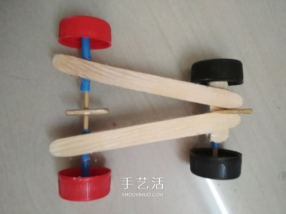 废物利用DIY橡皮筋动力回力车的方法 -  www.shouyihuo.com