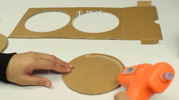纸粘土和玻璃瓶手工制作童话小屋 -  www.shouyihuo.com