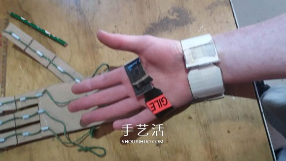 自制可以操控的纸板手的方法教程 -  www.shouyihuo.com
