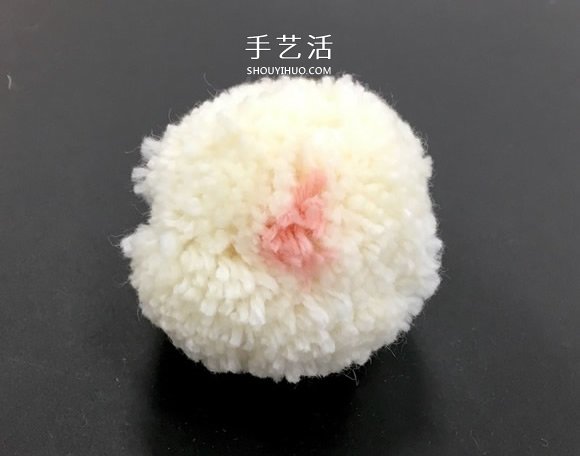 自制毛线球动物胸针的方法教程 -  www.shouyihuo.com