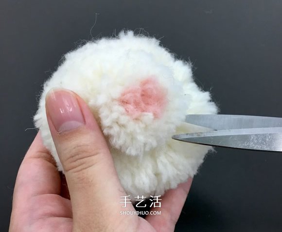 自制毛线球动物胸针的方法教程 -  www.shouyihuo.com