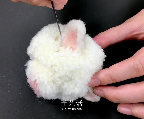 自制毛线球动物胸针的方法教程 -  www.shouyihuo.com