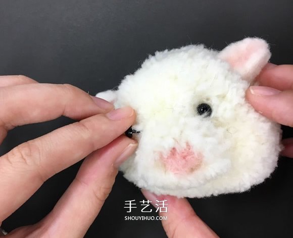 自制毛线球动物胸针的方法教程 -  www.shouyihuo.com
