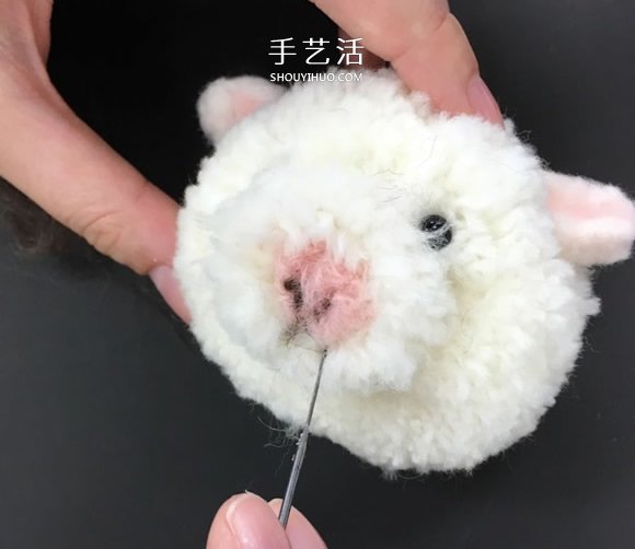 自制毛线球动物胸针的方法教程 -  www.shouyihuo.com