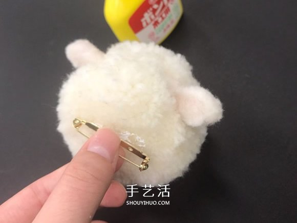 自制毛线球动物胸针的方法教程 -  www.shouyihuo.com