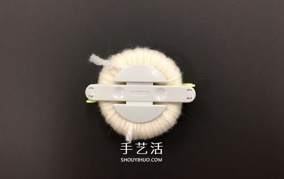 自制毛线球动物胸针的方法教程 -  www.shouyihuo.com