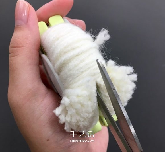 自制毛线球动物胸针的方法教程 -  www.shouyihuo.com