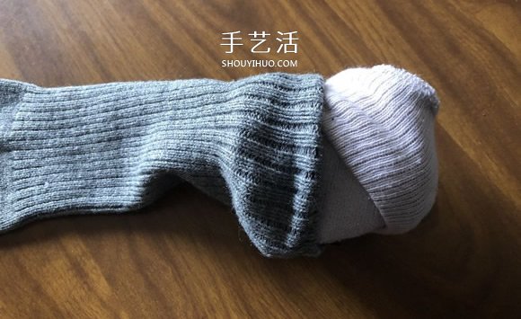 袜子手工制作圣诞小矮人图解教程 -  www.shouyihuo.com