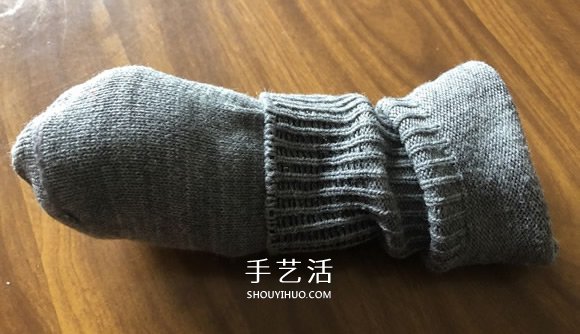 袜子手工制作圣诞小矮人图解教程 -  www.shouyihuo.com
