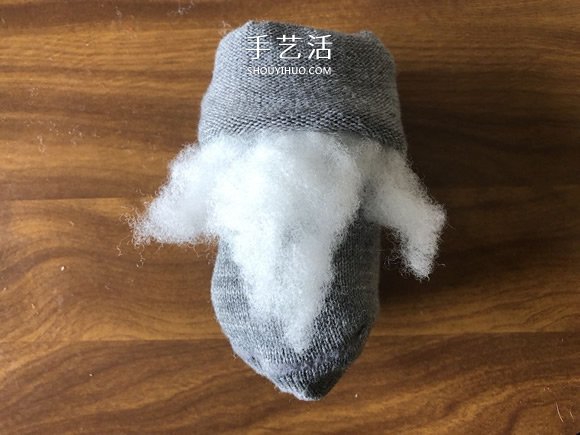 袜子手工制作圣诞小矮人图解教程 -  www.shouyihuo.com
