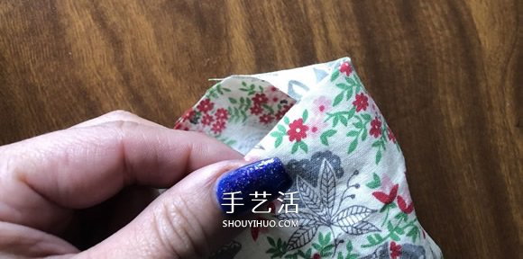 袜子手工制作圣诞小矮人图解教程 -  www.shouyihuo.com