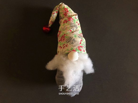 袜子手工制作圣诞小矮人图解教程 -  www.shouyihuo.com
