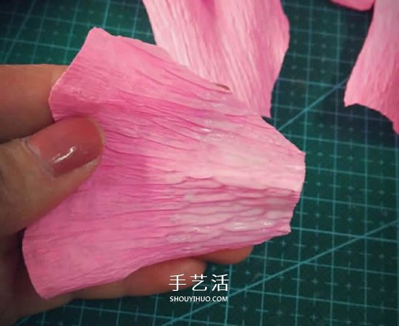 皱纹纸手工制作美丽纸花的做法图解 -  www.shouyihuo.com