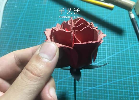 皮革手工制作红色玫瑰花的做法 -  www.shouyihuo.com