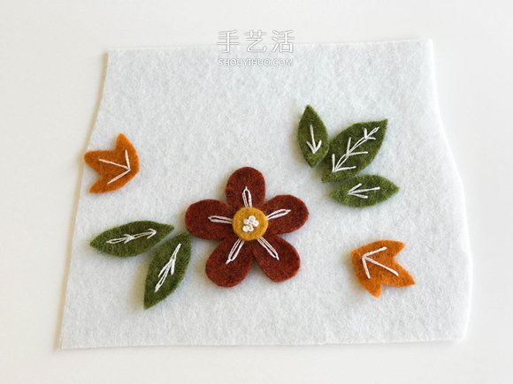 剪两块毡布缝一下 自制饰花笔袋的教程 -  www.shouyihuo.com
