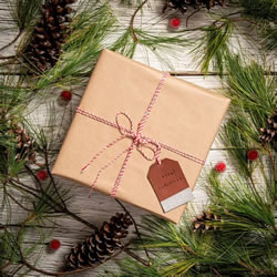 简单美丽的皮革礼品标签DIY 为礼品增添光彩!