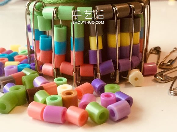 小小别针做首饰！别针手工制作串珠手镯的方法 -  www.shouyihuo.com