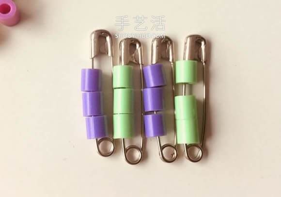小小别针做首饰！别针手工制作串珠手镯的方法 -  www.shouyihuo.com